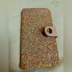 I’m selling A iPhone SE phone case it is a wallet case and pink and shimmery